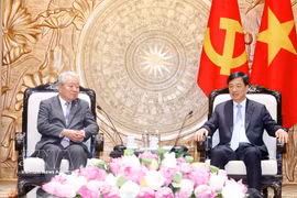El miembro del Buró Político y secretario del Comité Central del Partido Comunista de Vietnam (PCV) y jefe de su Comisión de Organización, Nguyen Duy Ngoc, recibe a Tanaka Akihiko, presidente de la Agencia Japonesa de Cooperación Internacional (JICA). (Fuente: VNA)