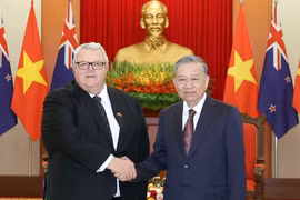 El secretario general del Partido Comunista de Vietnam, To Lam, recibe a Gerry Brownlee, presidente de la Cámara de Representantes de Nueva Zelanda (Parlamento). (Fuente: VNA)