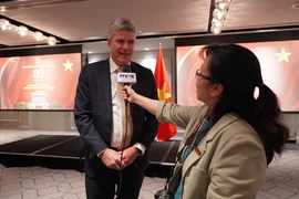 Steve Whan, ministro de Habilidades, Formación Profesional y Educación Superior de Nueva Gales del Sur, en la entrevista. (Fuente: VNA)