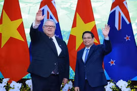 El primer ministro vietnamita, Pham Minh Chinh, y el presidente de la Cámara de Representantes de Nueva Zelanda (Parlamento), Gerry Brownlee. (Fuente: VNA)