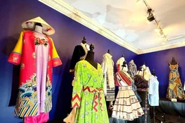 El traje Nhat Binh forma parte de una colección especial del diseñador Cao Minh Tien (Foto: VNA)
