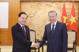 El secretario general del Partido Comunista de Vietnam, To Lam, recibió a Thongsalith Mangnomek, secretario del Comité Central del Partido Popular Revolucionario de Laos y jefe de su Oficina, (Fuente: VNA)