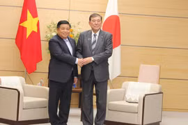 El viceprimer ministro vietnamita Nguyen Chi Dung se reunió con el primer ministro de Japón, Ishiba Shigeru. (Fuente: VNA)