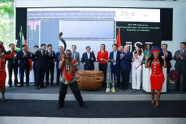 El primer ministro vietnamita, Pham Minh Chinh, y delegados tocan el tambor para inaugurar la sesión bursátil en la Bolsa de Johannesburgo. (Foto: VNA)