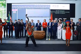 El primer ministro vietnamita, Pham Minh Chinh, y delegados tocan el tambor para inaugurar la sesión bursátil en la Bolsa de Johannesburgo. (Foto: VNA)