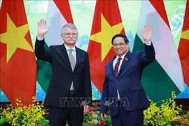 El primer ministro de Vietnam, Pham Minh Chinh, se reúne con el presidente de la Asamblea Nacional de Hungría, Kover Laszlo. (Fuente: VNA)
