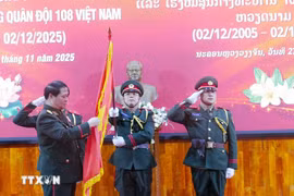 El coronel general Vongsone Inpanphim, viceministro de Defensa de Laos entrega la Orden de Amistad del Estado de Laos al Hospital Militar Central 108. (Fuente: VNA)