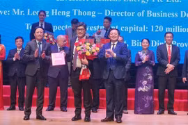 Entregan certificados de registro de inversión a nuevos proyectos en la provincia de Binh Dinh. (Fuente: VNA)