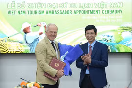 El viceministro vietnamita de Cultura, Deportes y Turismo Ho An Phong entregó oficialmente la decisión que nombra a la leyenda mundial del golf Gregory John Norman como Embajador de Turismo de Vietnam para el período 2025-2030. (Foto: TITC)