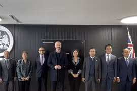 El embajador de Vietnam en Australia, Pham Hung Tam (tercero desde la derecha), en una sesión de trabajo con el primer ministro del Territorio de la Capital Australiana, Andrew Barr. (Foto: VNA)