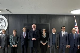 El embajador de Vietnam en Australia, Pham Hung Tam (tercero desde la derecha), en una sesión de trabajo con el primer ministro del Territorio de la Capital Australiana, Andrew Barr. (Foto: VNA)