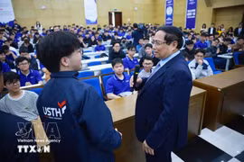 El primer ministro Pham Minh Chinh visita la Universidad de Ciencia y Tecnología de Hanoi. (Foto: VNA)