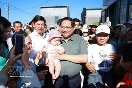 El primer ministro Pham Minh Chinh visita la zona de reasentamiento de Tuy An Tay, en la provincia de Dak Lak. (Foto: VNA)