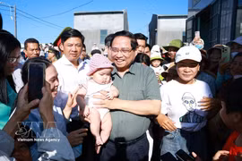El primer ministro Pham Minh Chinh visita la zona de reasentamiento de Tuy An Tay, en la provincia de Dak Lak. (Foto: VNA)