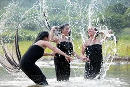 Bañarse en arroyos, una costumbre de la gente del noroeste de Vietnam