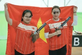 Trinh Thu Vinh (derecha) ganó la medalla de oro y Nguyen Thuy Trang conquistó la de plata en la prueba individual femenina de pistola de aire comprimido de 10 metros. (Fuente: VNA)