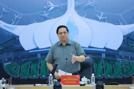 El primer ministro de Vietnam, Pham Minh Chinh, en la reunión con representantes de las fuerzas de construcción del Aeropuerto Internacional de Long Thanh. (Fuente: VNA)