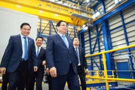 El primer ministro Pham Minh Chinh visita el sistema operativo de las centrales de GNL Nhon Trach 3 y 4. (Fuente: VNA)