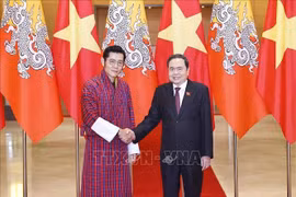 El presidente de la Asamblea Nacional de Vietnam, Tran Thanh Man, y el Rey Jigme Khesar Namgyel Wangchuck de Bután. (Fuente: VNA)