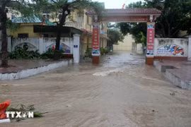 La escuela primaria Thu Thuy, en el barrio de Cua Lo se ve inundada. (Foto: VNA)