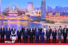 El secretario general del Partido Comunista y presidente de China, Xi Jinping, el primer ministro vietnamita, Pham Minh Chinh, y delegados en la Cumbre de la Organización de Cooperación de Shanghái (OCS) 2025 toman una foto de recuerdo. (Fuente: VNA)