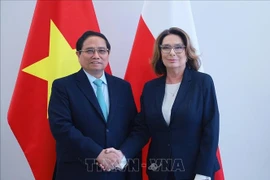 El primer ministro vietnamita, Pham Minh Chinh, sostuvo un encuentro de trabajo con la presidenta del Senado de Polonia, Malgorzata Kidawa-Blonska. (Fuente: VNA)