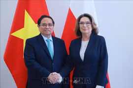 El primer ministro vietnamita, Pham Minh Chinh, sostuvo un encuentro de trabajo con la presidenta del Senado de Polonia, Malgorzata Kidawa-Blonska. (Fuente: VNA)