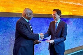 El embajador vietnamita Do Hung Viet, jefe de la misión permanente de Vietnam ante las Naciones Unidas, entregó al presidente del 79.º período de sesiones de la Asamblea General, Philemon Yang, la versión en vietnamita del Pacto para el Futuro. (Fuente: VNA)