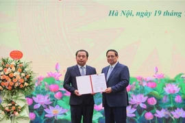 El primer ministro Pham Minh Chinh entregó la decisión oficial de nombrar a Tran Duc Thang como ministro interino del Ministerio de Agricultura y Medio Ambiente. (Fuente: VNA)