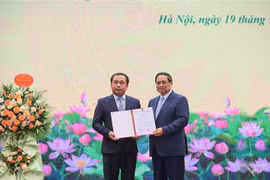 El primer ministro Pham Minh Chinh entregó la decisión oficial de nombrar a Tran Duc Thang como ministro interino del Ministerio de Agricultura y Medio Ambiente. (Fuente: VNA)
