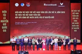 Presentan el Consejo Asesor y la Junta Directiva de los grupos de debate del VI Foro Global de Jóvenes Intelectuales Vietnamitas. (Fuente: VNA)