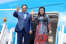 El primer ministro de Vietnam, Pham Minh Chinh, y su esposa. (Fuente: VNA)