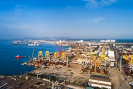 Bases de torres de energía eólica marina en construcción en el Centro de Industria, Energía y Logistica Técnica PTSC en Vung Tau. (Fuente: petrovietnam.petrotimes.vn)