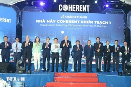 El viceprimer ministro vietnamita Nguyen Chi Dung y delegados en la inauguración. (Fuente: VNA)