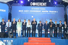 El viceprimer ministro vietnamita Nguyen Chi Dung y delegados en la inauguración. (Fuente: VNA)
