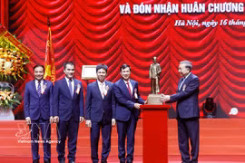 El secretario general del Partido Comunista y presidente de Vietnam, To Lam, entrega una estatua del Presidente Ho Chi Minh a la Universidad Nacional de Hanoi. (Fuente: VNA)