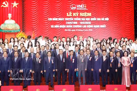 El secretario general del Partido Comunista y presidente de Vietnam, To Lam, y delegados en el acto conmemorativo de 120 aniversario de la fundación de la Universidad Nacional de Hanoi. (Fuente: VNA)