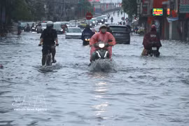 La zona situada al pie del puente Niệm, en el barrio de An Biên (ciudad de Hai Phong), está profundamente inundada. (Fuente: VNA)