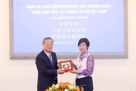 La directora general de la Agencia Vietnamita de Noticias (VNA), Vu Viet Trang, recibió al editor en jefe del Diario del Pueblo (China), Chen Jianwen. (Fuente: VNA)