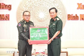 El general de división Nguyen Minh Trieu, comandante adjunto de la zona militar 9 de Vietnam en la ciudad de Can Tho, y el teniente general Ouk Hoeunpisey, jefe del Departamento de Desarrollo del Ministerio de Defensa de Camboya, en el encuentro. (Fuente: VNA)