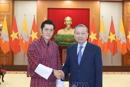 El secretario general del Partido Comunista de Vietnam, To Lam, recibe al rey de Bután, Jigme Khesar Namgyel Wangchuck. (Fuente: VNA)