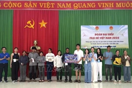 Estudiantes vietnamitas en la República de Polonia entregan donaciones a personas en situación difícil en la provincia de Dak Lak. (Foto: VNA)