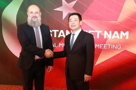 El ministro de Industria y Comercio de Vietnam, Nguyen Hong Dien, sostuvo conversaciones con el titular de Comercio de Pakistán, Jam Kamal Khan. (Fuente: VNA)