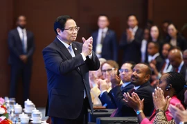 El primer ministro vietnamita, Pham Minh Chinh, habla en el evento. (Fuente: VNA)