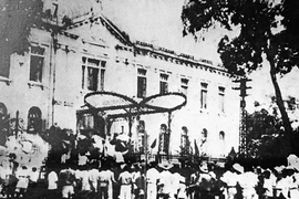 La obra: El pueblo de Hanoi tomaba el control del Palacio de Tonkín (Bac Bo Phu) el 19 de agosto de 1945. (Fuente: VNA)