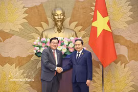 El presidente de la Asamblea Nacional (Parlamento) de Vietnam, Tran Thanh Man, (derecha) recibe al embajador saliente de Malasia, Tan Yang Thai. (Fuente: VNA)
