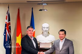 El cónsul general de Vietnam en Perth, Pham Hai Anh, y David Morgan, presidente del Consejo Empresarial Australia Occidental-Vietnam (WAVBC), en la ciudad de Perth, Australia. (Fuente: VNA)