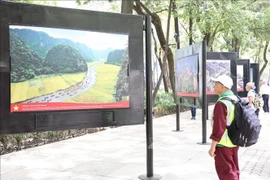 Habitantes de Ciudad de México observan fotografías de la exposición. (Fuente: VNA)