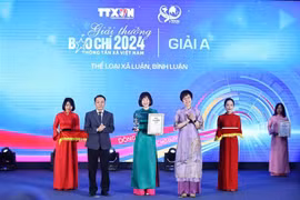  Nguyen Duc Loi, vicepresidente permanente de la Asociación de Periodistas de Vietnam y Vu Viet Trang, directora general de la Agencia de Noticias de Vietnam, entregaron el premio A al autor. (Fuente: VNA)