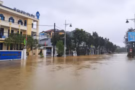 La zona que conduce al puente Cau Lon en la calle de Bui Thi Xuan, barrio de Thuan Hoa, ciudad de Hue todavía está profundamente inundada en la mañana del 28 de octubre. (Fuente: VNA)